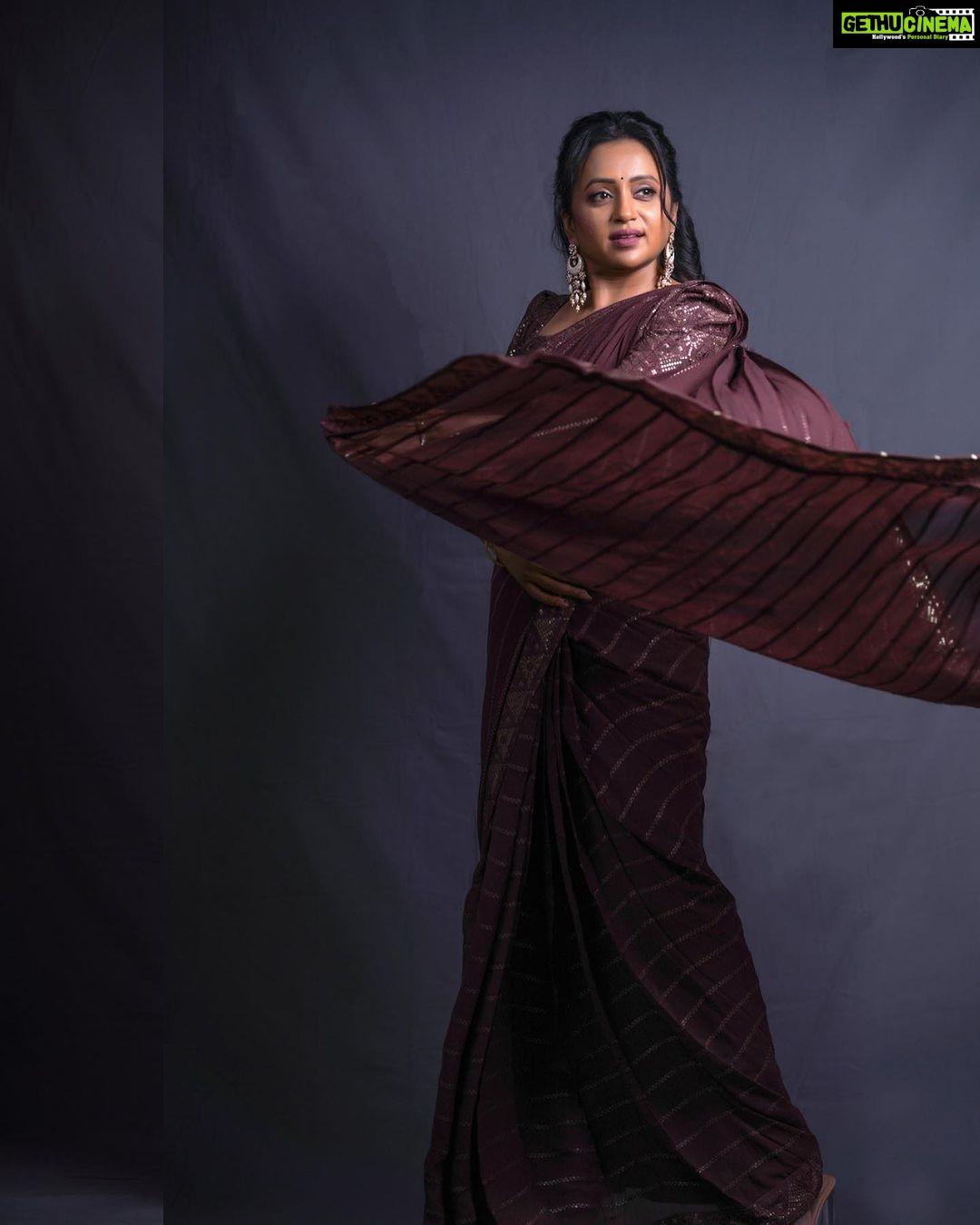 Suma Kanakala Instagram - Here’s to celebrating every moment in style 🥂🤎 Makeup, hair, nails & styling @emraanartistry Collaboration with Outfit @pari.designers_ Jewellery @aditi_collection Photography @valmikiramuphotography #sumakanakala #suma #anchorsuma #anchorsumakanakala #dressup #fasionfiesta #lifeinstyle