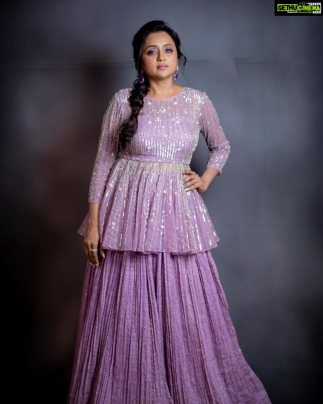 Suma Kanakala Instagram - When your outfit speak volumes without saying a word π Wearing @kavithaguttaofficial Styled by @stylebyannapurna Jewellery @houseofqc Makeup & Nails @emraanartistry Hair @koduruamarnath Photography @they_call_me_keshu #sumakanakala #suma #anchorsuma #anchorsumakanakala #tuesdaythoughts #skanda #skandaprereleasethunder #skandaprereleaseevent #throwbacktuesday