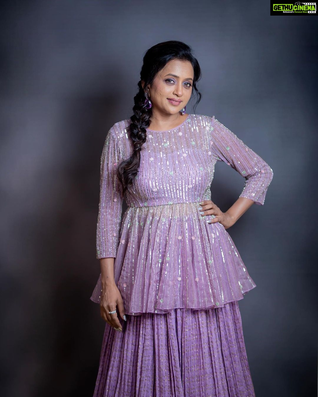 Suma Kanakala Instagram - When your outfit speak volumes without saying a word π Wearing @kavithaguttaofficial Styled by @stylebyannapurna Jewellery @houseofqc Makeup & Nails @emraanartistry Hair @koduruamarnath Photography @they_call_me_keshu #sumakanakala #suma #anchorsuma #anchorsumakanakala #tuesdaythoughts #skanda #skandaprereleasethunder #skandaprereleaseevent #throwbacktuesday