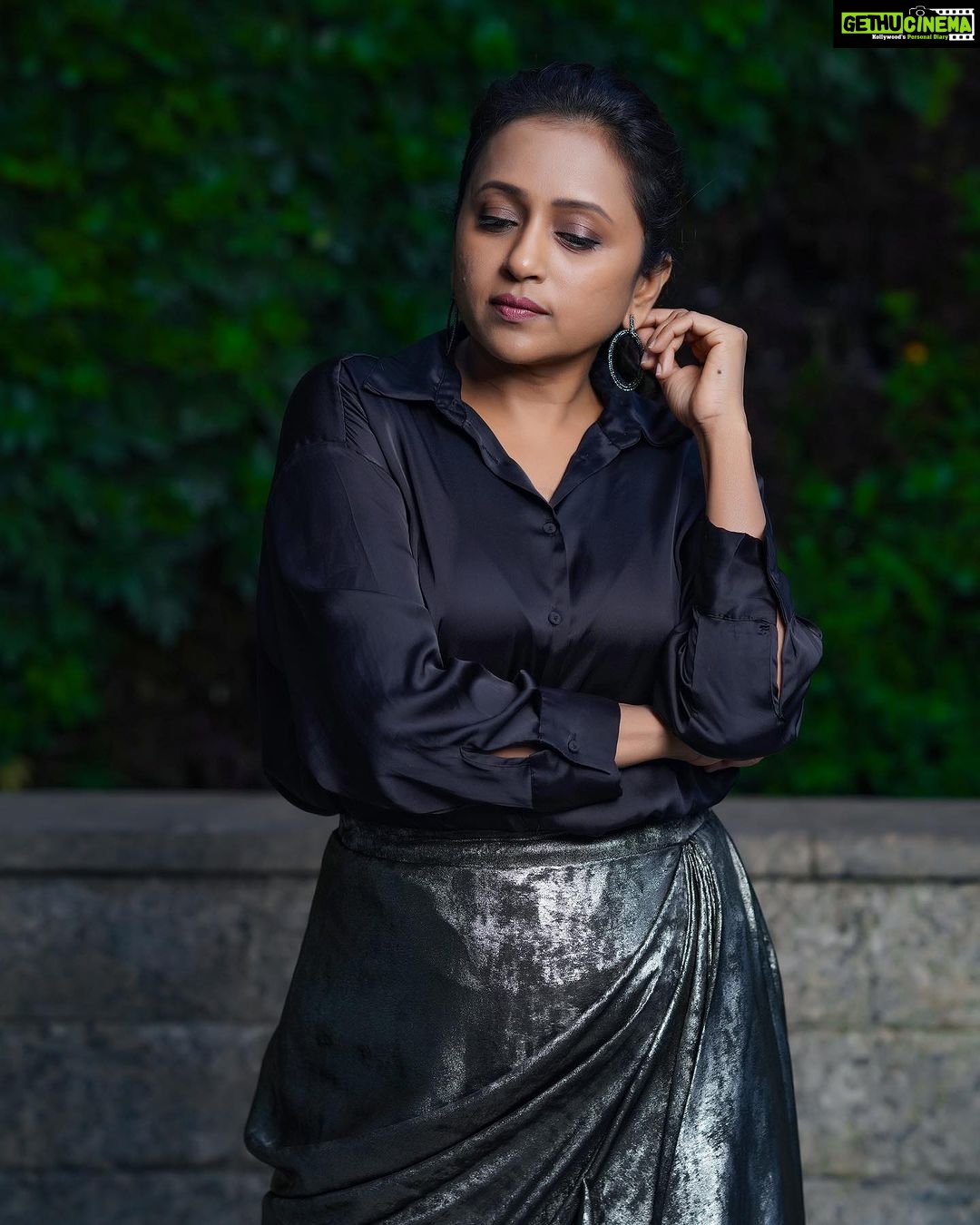 Suma Kanakala Instagram - Walking into the spotlight with grace and a whole lot of fierceness 🔥🖤 Styled by @officialanahita Style team @pranathivarma.k Collaboration with Skirt @varunchakkilam Hair @malla_reddy_hairstylist Photography @valmikiramuphotography #sumakanakala #suma #anchorsuma #anchorsumakanakala #monday