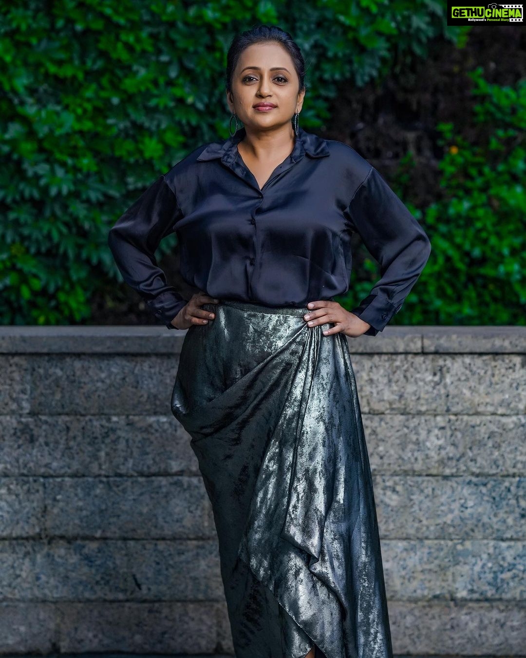 Suma Kanakala Instagram - Walking into the spotlight with grace and a whole lot of fierceness 🔥🖤 Styled by @officialanahita Style team @pranathivarma.k Collaboration with Skirt @varunchakkilam Hair @malla_reddy_hairstylist Photography @valmikiramuphotography #sumakanakala #suma #anchorsuma #anchorsumakanakala #monday