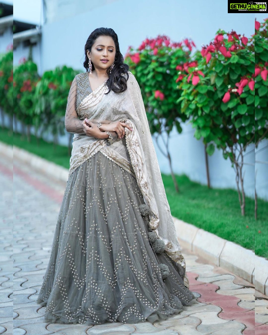 Suma Kanakala Instagram - Rest and Rewind 🤍 Styled by @officialanahita Style team @pranathivarma.k Collaboration with Outfit: @archithanarayanamofficial Jewellery: @AdornablesbySonaliMehra Makeup & hair @emraanartistry Photography @csk_cliks #sumakanakala #suma #anchorsuma #sumaadda #anchorsumakanakala