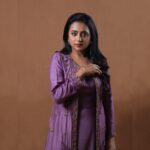 Suma Kanakala Instagram - Leaving a little bit of sparkle everywhere I go 💜 Styled by @officialanahita Style Team @pranathivarma.k Collaboration with Outfit @soiree.couture Jewellery @aditi_collection Makeup @emraanartistry Hair @malla_reddy_hairstylist Photography @valmikiramuphotography #sumakanakala #suma #anchorsuma #anchorsumakanakala #wednesday #shinebright