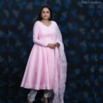 Suma Kanakala Instagram - Adding a pop of colour to my day! 🌸 Makeup, Hair & Styling by @emraanartistry Collaboration with Outfit @maramsclothing_official Jewellery @aditi_collection Photography @csk_cliks #sumakanakala #anchorsuma #suma #anchorsumakanakala #monday