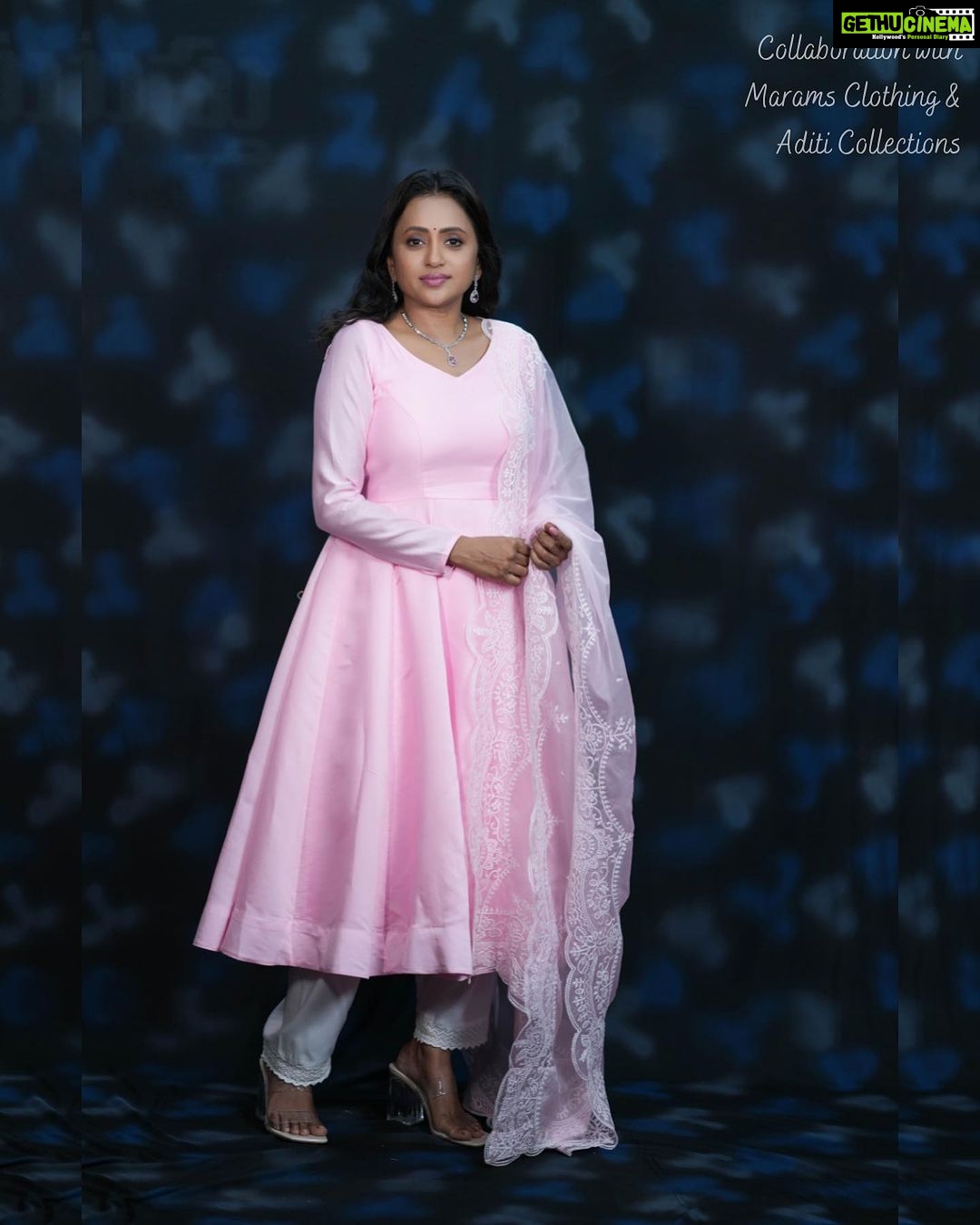 Suma Kanakala Instagram - Adding a pop of colour to my day! 🌸 Makeup, Hair & Styling by @emraanartistry Collaboration with Outfit @maramsclothing_official Jewellery @aditi_collection Photography @csk_cliks #sumakanakala #anchorsuma #suma #anchorsumakanakala #monday