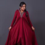 Suma Kanakala Instagram - Each day is a new opportunity to be a better version of yourself.. ❤️ Styled by @stylebyannapurna Collaboration with Outfit @prashantikumarlabel Jewellery @shopriyaaofficial Hair @malla_reddy_hairstylist Photography @valmikiramuphotography Reel edit @dheerajs_ #sumakanakala #suma #anchorsuma #anchorsumakanakala #jhsp #jorugahusharugashikarupodama #jhspprerelease throwback