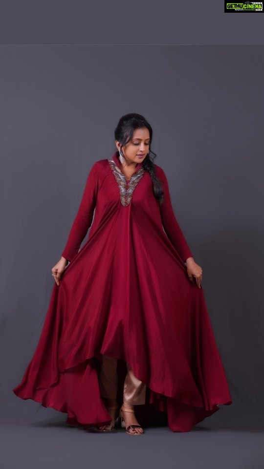 Suma Kanakala Instagram - Each day is a new opportunity to be a better version of yourself.. ❤️ Styled by @stylebyannapurna Collaboration with Outfit @prashantikumarlabel Jewellery @shopriyaaofficial Hair @malla_reddy_hairstylist Photography @valmikiramuphotography Reel edit @dheerajs_ #sumakanakala #suma #anchorsuma #anchorsumakanakala #jhsp #jorugahusharugashikarupodama #jhspprerelease throwback