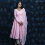 Suma Kanakala Instagram - Adding a pop of colour to my day! 🌸 Makeup, Hair & Styling by @emraanartistry Collaboration with Outfit @maramsclothing_official Jewellery @aditi_collection Photography @csk_cliks #sumakanakala #anchorsuma #suma #anchorsumakanakala #monday