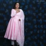 Suma Kanakala Instagram - Adding a pop of colour to my day! 🌸 Makeup, Hair & Styling by @emraanartistry Collaboration with Outfit @maramsclothing_official Jewellery @aditi_collection Photography @csk_cliks #sumakanakala #anchorsuma #suma #anchorsumakanakala #monday
