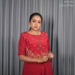 Suma Kanakala Instagram - Putting on my Sunday best, even if it's a Thursday ✨❤️ Styled by @officialanahita Style team @pranathivarma.k Collaboration with Outfit @design.cottage Jewellery @adornablesbysonalimehra Makeup & Hair @emraanartistry Photography @csk_cliks #suma #sumakanakala #anchorsuma #anchorsumakanakala #thursday