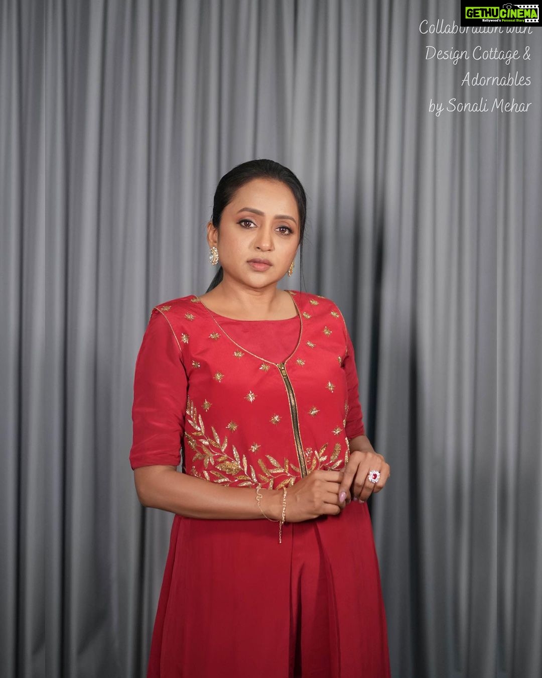 Suma Kanakala Instagram - Putting on my Sunday best, even if it's a Thursday ✨❤️ Styled by @officialanahita Style team @pranathivarma.k Collaboration with Outfit @design.cottage Jewellery @adornablesbysonalimehra Makeup & Hair @emraanartistry Photography @csk_cliks #suma #sumakanakala #anchorsuma #anchorsumakanakala #thursday