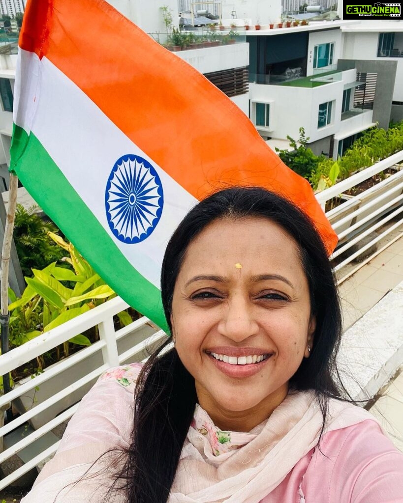 Suma Kanakala Instagram - Let’s keep the memories of all the people who sacrificed their lives for our country alive and live to the true meaning of what they fought for . A very happy Independence Day 🙏🏻🙏🏻🙏🏻
