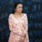 Suma Kanakala Instagram - This Week’s Forecast: 100% chance of Pink Skies and Pink Cheeks 🌸 Styling, makeup and hair by @emraanartistry Collaboration with Outfit @pari.designers_ Jewellery @aditi_collection Photography @csk_cliks #sumakanakala #anchorsuma #anchorsumakanakala #suma #barbiepink #monday