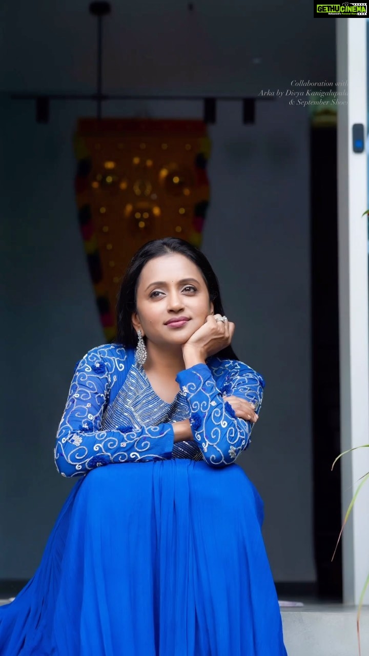 Suma Kanakala Instagram - 💙 Styled by @officialanahita Collaboration with Outfit @arka_by_divya_kanigalupula Shoes @septembershoes Hair @malla_reddy_hairstylist Photography @valmikiramuphotography Reel Edit @dheerajs_ #suma #sumakanakala #anchorsuma #anchorsumakanakala #jhumka #whatjhumka #throwback