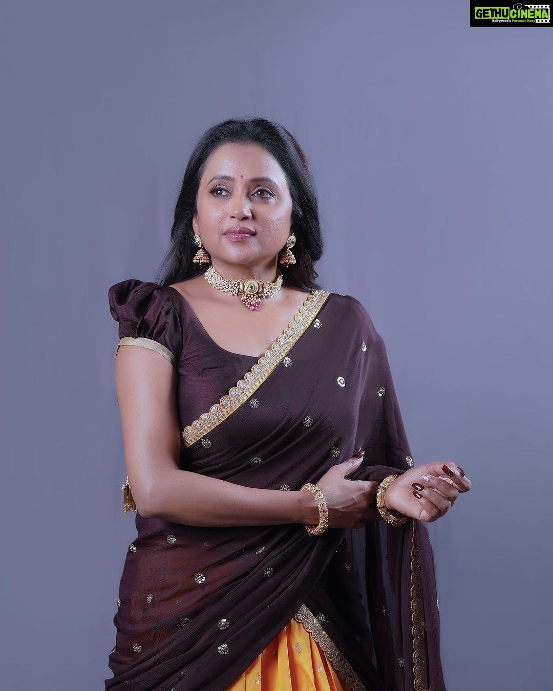Suma Kanakala Instagram - The secret is that everyday is the best 🤎 Styled by @stylebyannapurna Collaboration with Outfit @varahi_artstudio Jewellery @thetrinkaholic Makeup & Nails @emraanartistry Hair @koduruamarnath Photography @valmikiramuphotography #sumakanakala #suma #anchorsuma #anchorsumakanakala #sumaadda #friyay