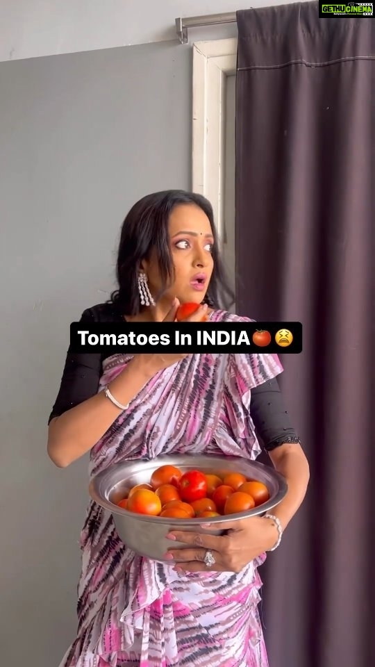 Suma Kanakala Instagram - Tomatoes V/S Rice 😫😜 #sumakanakala #suma #anchorsuma #anchorsumakanakala #tomato #rice