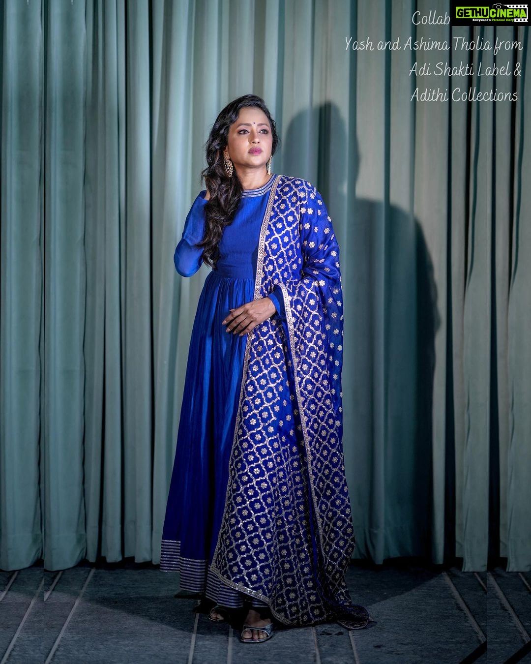 Suma Kanakala Instagram - 💙 Makeup, Hair, Nails & Styling @emraanartistry Collaboration with Outfit @yashandashimatholia Hyderabad Store @adi_shakti_label Jewellery @aditi_collection Photography @csk_cliks #suma #sumakanakala #anchorsuma #anchorsumakanakala