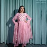 Suma Kanakala Instagram - What’s your favourite snack while it’s raining? 🌸 Makeup, Hair, Nails & Styling @emraanartistry Collaboration with Outfit @yashandashimatholia Hyderabad Store @adi_shakti_label Jewellery @aditi_collection Photography @csk_cliks #suma #sumakanakala #anchorsuma #anchorsumakanakala