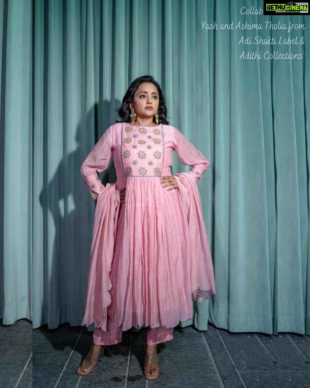 Suma Kanakala Instagram - What’s your favourite snack while it’s raining? 🌸 Makeup, Hair, Nails & Styling @emraanartistry Collaboration with Outfit @yashandashimatholia Hyderabad Store @adi_shakti_label Jewellery @aditi_collection Photography @csk_cliks #suma #sumakanakala #anchorsuma #anchorsumakanakala