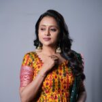 Suma Kanakala Instagram - 💃 Styled by @emraanartistry Collaboration with Outfit @maramsclothing_official Jewellery @aditi_collection Makeup @madhu_derangula Hair @malla_reddy_hairstylist Photography @valmikiramuphotography Reel Edit @dheerajs_ #sumakanakala #anchorsuma #anchorsumakanakala #suma #reelitfeelit