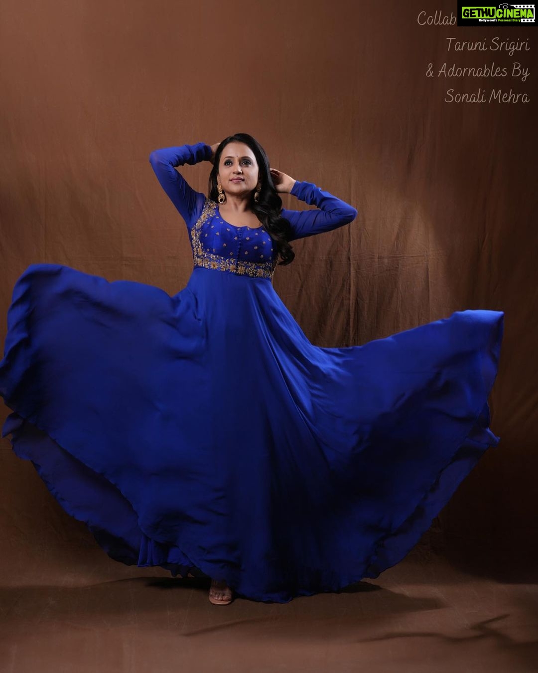 Suma Kanakala Instagram - Not those Monday Blues 💙 Styled by @officialanahita Collaboration with Outfit @bytarunisrigiri Jewellery @adornablesbysonalimehra Makeup @madhu_derangula Hair @malla_reddy_hairstylist Photography @valmikiramuphotography #suma #anchorsuma #sumakanakala #anchorsumakanakala #monday #mondaymood