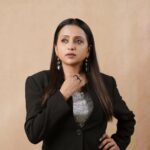 Suma Kanakala Instagram – 🖤
Styled by @officialanahita
Makeup @madhu_derangula
Hair @malla_reddy_hairstylist
Photography @valmikiramuphotography
#suma #sumakanakala #anchorsuma #anchorsumakanakala #spy