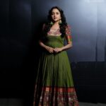 Suma Kanakala Instagram - 💚 Styled by @emraanartistry Collaboration with Outfit @maramsclothing_official Jewellery @aditi_collection Makeup @madhu_derangula Hair @malla_reddy_hairstylist Photography @valmikiramuphotography #sumakanakala #suma #anchorsuma #anchorsumakanakala #monday