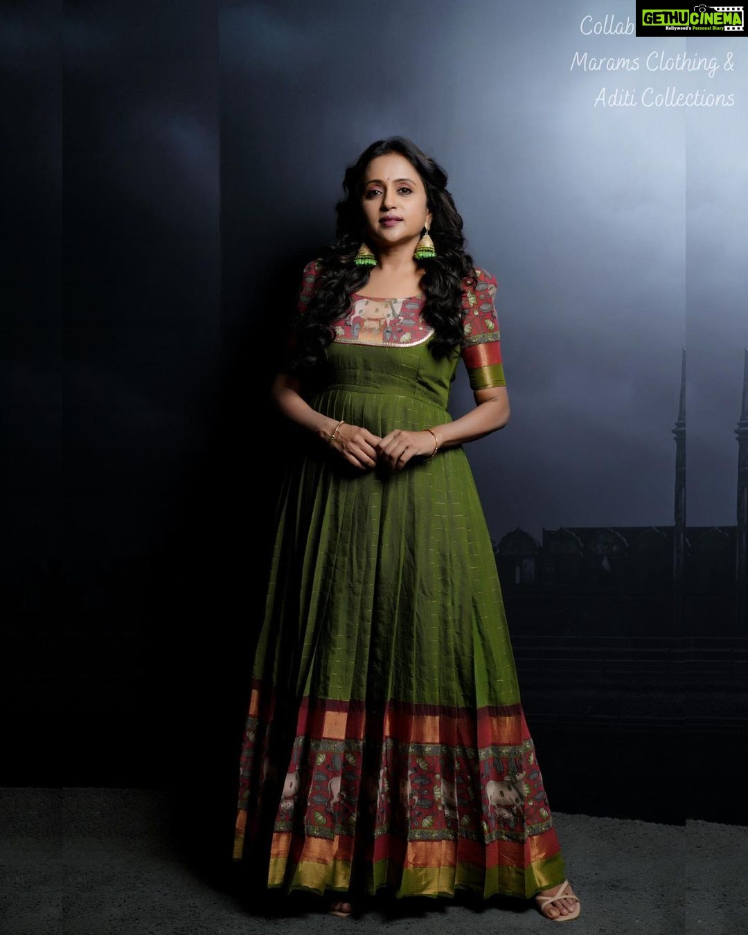 Suma Kanakala Instagram - 💚 Styled by @emraanartistry Collaboration with Outfit @maramsclothing_official Jewellery @aditi_collection Makeup @madhu_derangula Hair @malla_reddy_hairstylist Photography @valmikiramuphotography #sumakanakala #suma #anchorsuma #anchorsumakanakala #monday