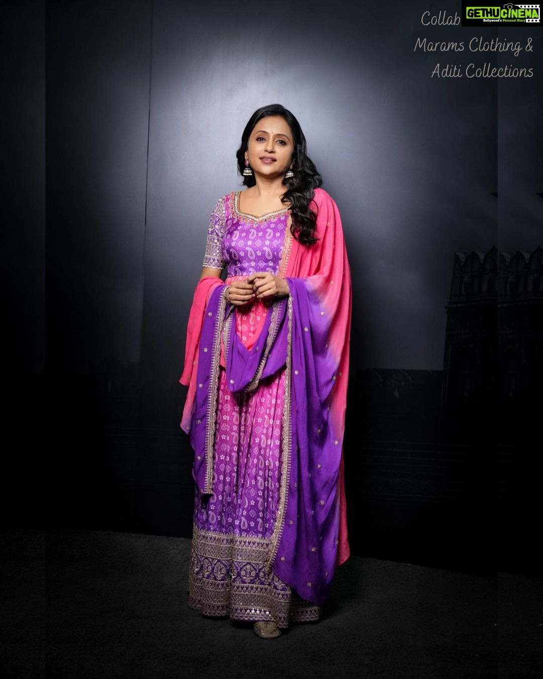 Suma Kanakala Instagram - ππ Styled by @emraanartistry Collaboration with Outfit @maramsclothing_official Jewellery @aditi_collection Makeup @madhu_derangula Hair @malla_reddy_hairstylist Photography @valmikiramuphotography #sumakanakala #anchorsuma #anchorsumakanakala #suma #saturday