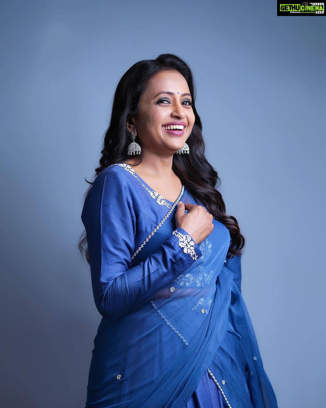 Suma Kanakala Instagram - Embrace the journey, and you will reach your destination 💙 Styled by @officialanahita Style Team @pranathivarma.k Collaboration with Outfit @designerkavitaagarwal Jewellery @adornablesbysonalimehra Makeup @madhu_derangula Hair @chinnisrinu_stylist Photography @valmikiramuphotography #sumakanakala #anchorsuma #anchorsumakanakala #sumaadda #wednesday #wednesdaywisdom