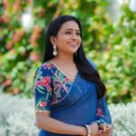 Suma Kanakala Instagram - 💙 Styled by @officialanahita Collaboration with Outfit @issadesignerstudio Makeup @madhu_derangula Hair @malla_reddy_hairstylist Photography @valmikiramuphotography #sumakanakala #suma #anchorsumakanakala #anchorsuma #sumaadda