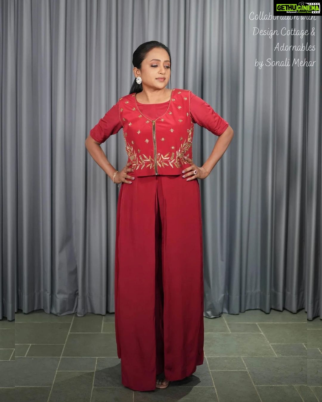 Suma Kanakala Instagram - Putting on my Sunday best, even if it's a Thursday ✨❤️ Styled by @officialanahita Style team @pranathivarma.k Collaboration with Outfit @design.cottage Jewellery @adornablesbysonalimehra Makeup & Hair @emraanartistry Photography @csk_cliks #suma #sumakanakala #anchorsuma #anchorsumakanakala #thursday