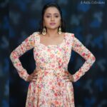 Suma Kanakala Instagram - This Week’s Forecast: 100% chance of Pink Skies and Pink Cheeks 🌸 Styling, makeup and hair by @emraanartistry Collaboration with Outfit @pari.designers_ Jewellery @aditi_collection Photography @csk_cliks #sumakanakala #anchorsuma #anchorsumakanakala #suma #barbiepink #monday