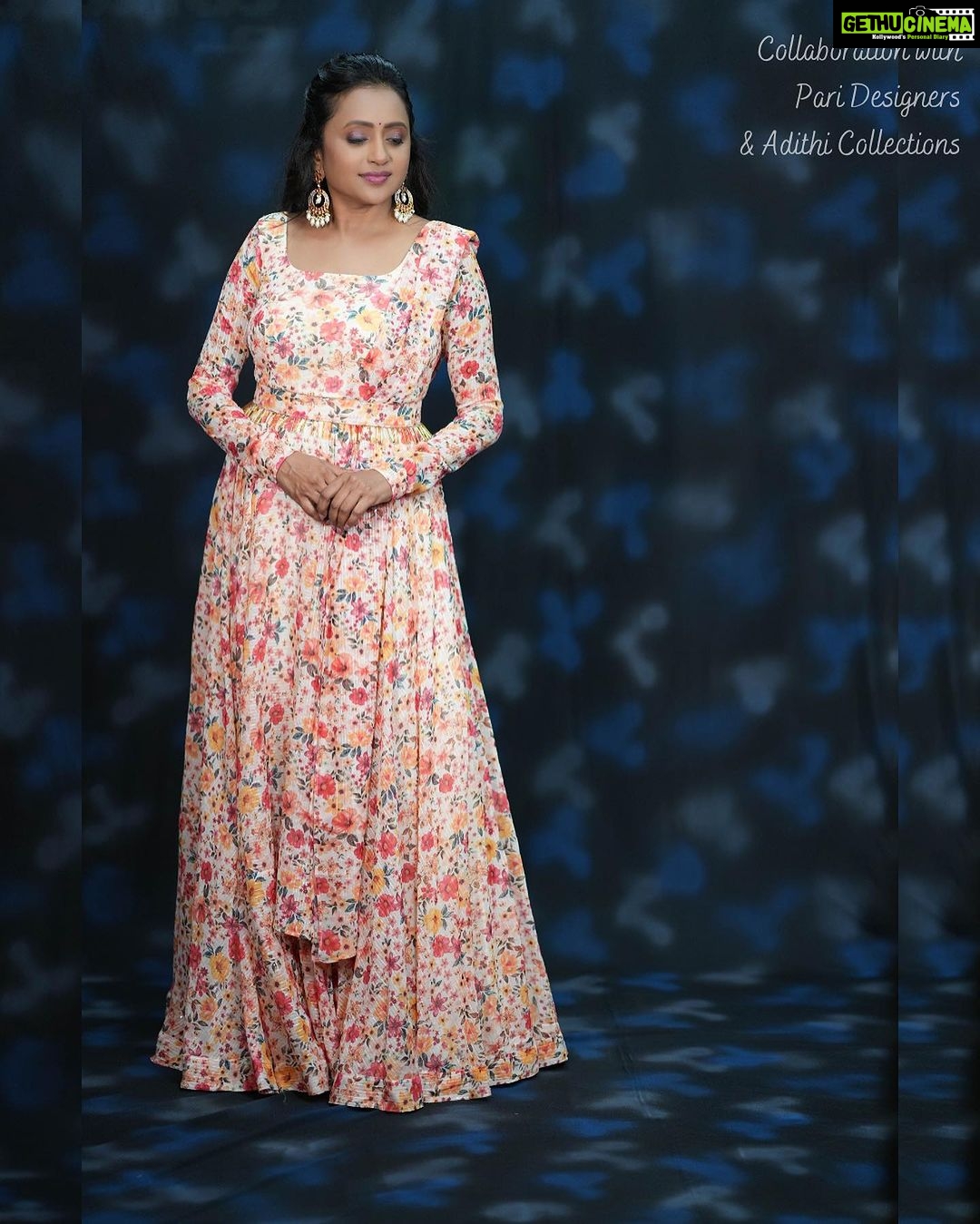 Suma Kanakala Instagram - This Week’s Forecast: 100% chance of Pink Skies and Pink Cheeks 🌸 Styling, makeup and hair by @emraanartistry Collaboration with Outfit @pari.designers_ Jewellery @aditi_collection Photography @csk_cliks #sumakanakala #anchorsuma #anchorsumakanakala #suma #barbiepink #monday