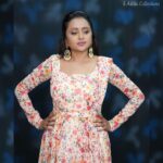 Suma Kanakala Instagram - This Week’s Forecast: 100% chance of Pink Skies and Pink Cheeks 🌸 Styling, makeup and hair by @emraanartistry Collaboration with Outfit @pari.designers_ Jewellery @aditi_collection Photography @csk_cliks #sumakanakala #anchorsuma #anchorsumakanakala #suma #barbiepink #monday