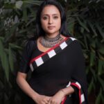 Suma Kanakala Instagram – 🖤
Styled by @officialanahita
Saree by @cyynosurepune
Hair by @malla_reddy_hairstylist
#sumakanakala #suma #anchorsuma #anchorsumakanakala #bro #flashback