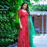 Suma Kanakala Instagram – ❤️ 

Makeup, hair, nails & styled by @emraanartistry 

Collaboration with 
Outfit @maramsclothing_official 
Jewellery @aditi_collection 

#sumakanakala #suma #anchorsuma #anchorsumakanakala