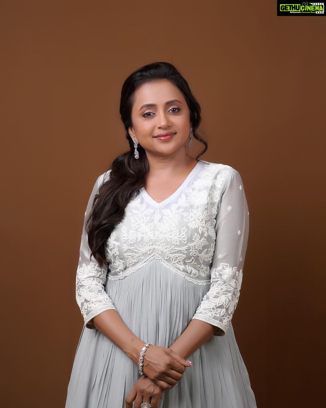 Suma Kanakala Instagram - Just say yes. Just say there’a nothing holding you back 🤍 Styled by @stylebyannapurna Collaboration with Outfit @advi_boutique Jewellery @shopriyaaofficial Makeup & Nails by @emraanartistry Hair @koduruamarnath Photography @valmikiramuphotography #sumakanakala #suma #anchorsuma #anchorsumakanakala #monday #mondaymotivation