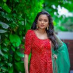 Suma Kanakala Instagram – ❤️ 

Makeup, hair, nails & styled by @emraanartistry 

Collaboration with 
Outfit @maramsclothing_official 
Jewellery @aditi_collection 

#sumakanakala #suma #anchorsuma #anchorsumakanakala