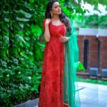 Suma Kanakala Instagram – ❤️ 

Makeup, hair, nails & styled by @emraanartistry 

Collaboration with 
Outfit @maramsclothing_official 
Jewellery @aditi_collection 

#sumakanakala #suma #anchorsuma #anchorsumakanakala