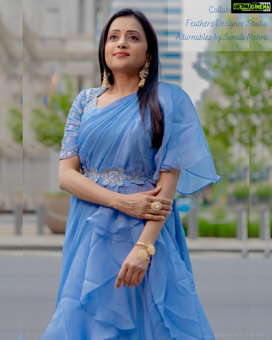 Suma Kanakala Instagram - Styled by @officialanahita Collaboration with Outfit @feathersbtq Jewellery @adornablesbysonalimehra Makeup @sandhya_nandipati Hair @brinda.nandipati Photography @rudraw_picturesque #sumakanakala #anchorsuma #anchorsumakanakala #suma #USA #throwback #throwbackthursday