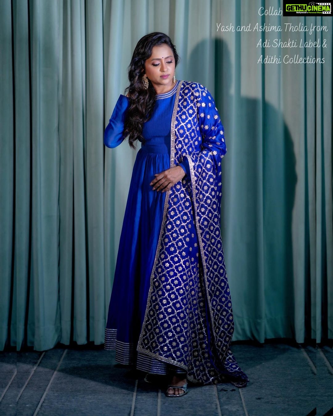 Suma Kanakala Instagram - 💙 Makeup, Hair, Nails & Styling @emraanartistry Collaboration with Outfit @yashandashimatholia Hyderabad Store @adi_shakti_label Jewellery @aditi_collection Photography @csk_cliks #suma #sumakanakala #anchorsuma #anchorsumakanakala