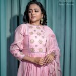 Suma Kanakala Instagram - What’s your favourite snack while it’s raining? 🌸 Makeup, Hair, Nails & Styling @emraanartistry Collaboration with Outfit @yashandashimatholia Hyderabad Store @adi_shakti_label Jewellery @aditi_collection Photography @csk_cliks #suma #sumakanakala #anchorsuma #anchorsumakanakala