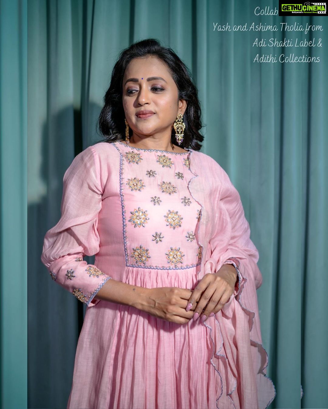 Suma Kanakala Instagram - What’s your favourite snack while it’s raining? 🌸 Makeup, Hair, Nails & Styling @emraanartistry Collaboration with Outfit @yashandashimatholia Hyderabad Store @adi_shakti_label Jewellery @aditi_collection Photography @csk_cliks #suma #sumakanakala #anchorsuma #anchorsumakanakala