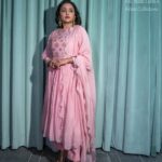 Suma Kanakala Instagram - What’s your favourite snack while it’s raining? 🌸 Makeup, Hair, Nails & Styling @emraanartistry Collaboration with Outfit @yashandashimatholia Hyderabad Store @adi_shakti_label Jewellery @aditi_collection Photography @csk_cliks #suma #sumakanakala #anchorsuma #anchorsumakanakala