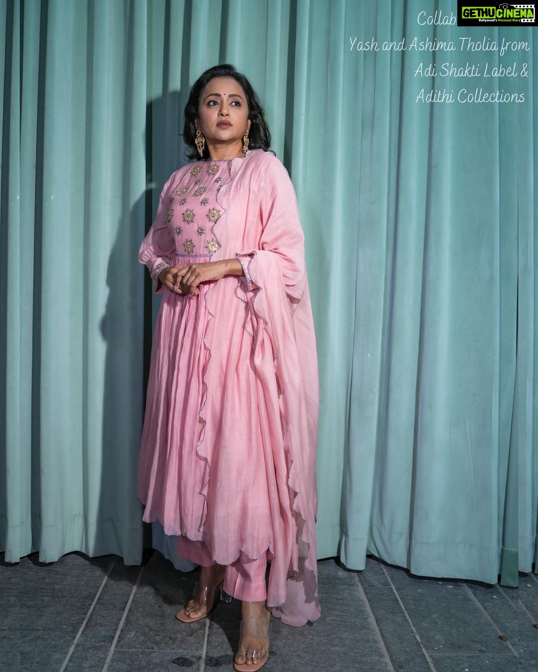 Suma Kanakala Instagram - What’s your favourite snack while it’s raining? 🌸 Makeup, Hair, Nails & Styling @emraanartistry Collaboration with Outfit @yashandashimatholia Hyderabad Store @adi_shakti_label Jewellery @aditi_collection Photography @csk_cliks #suma #sumakanakala #anchorsuma #anchorsumakanakala