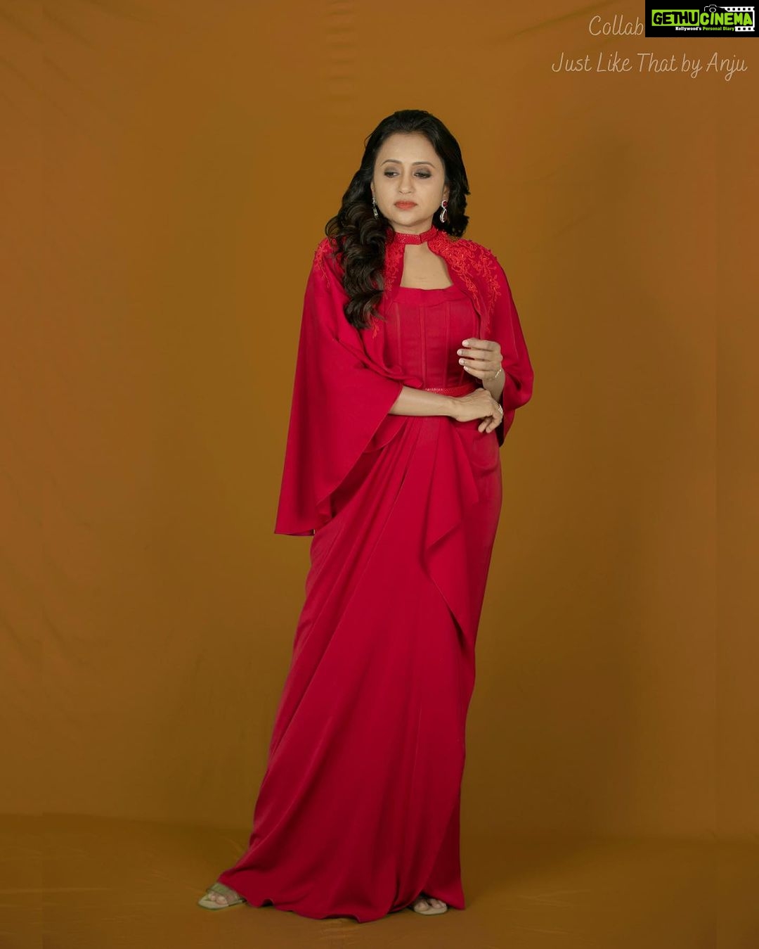 Suma Kanakala Instagram - ❤️ Styled By @officialanahita Collaboration with Outfit @justlikethatbyanju Makeup @madhu_derangula Hair @malla_reddy_hairstylist #sumakanakala #anchorsuma #suma #anchorsumakanakala #sumaadda