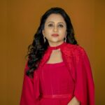 Suma Kanakala Instagram - ❤️ Styled By @officialanahita Collaboration with Outfit @justlikethatbyanju Makeup @madhu_derangula Hair @malla_reddy_hairstylist #sumakanakala #anchorsuma #suma #anchorsumakanakala #sumaadda