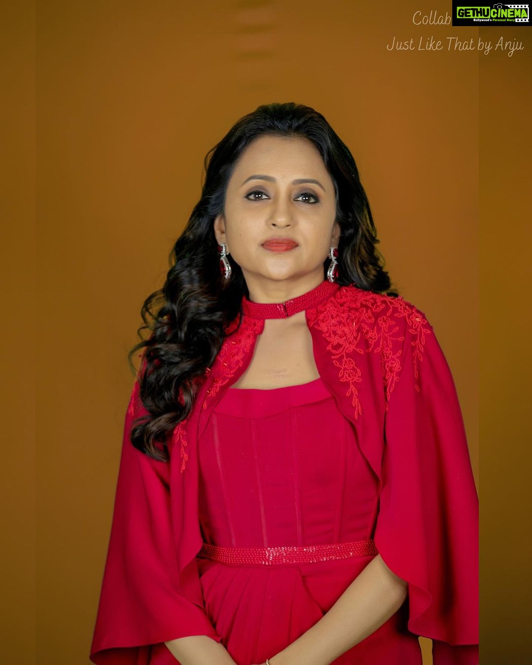 Suma Kanakala Instagram - ❤️ Styled By @officialanahita Collaboration with Outfit @justlikethatbyanju Makeup @madhu_derangula Hair @malla_reddy_hairstylist #sumakanakala #anchorsuma #suma #anchorsumakanakala #sumaadda