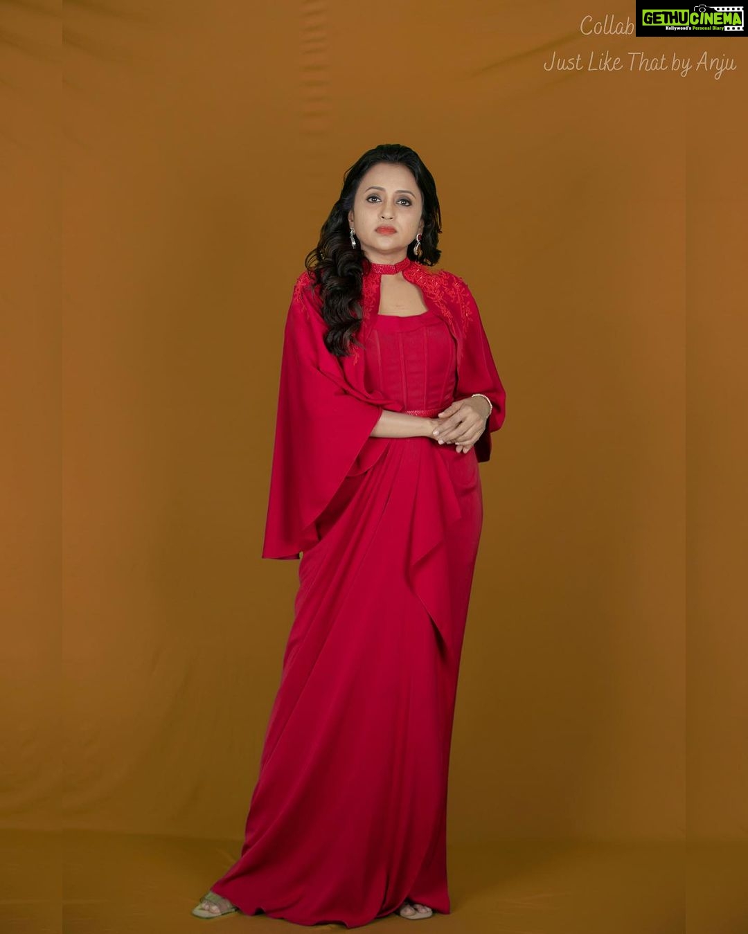 Suma Kanakala Instagram - ❤️ Styled By @officialanahita Collaboration with Outfit @justlikethatbyanju Makeup @madhu_derangula Hair @malla_reddy_hairstylist #sumakanakala #anchorsuma #suma #anchorsumakanakala #sumaadda